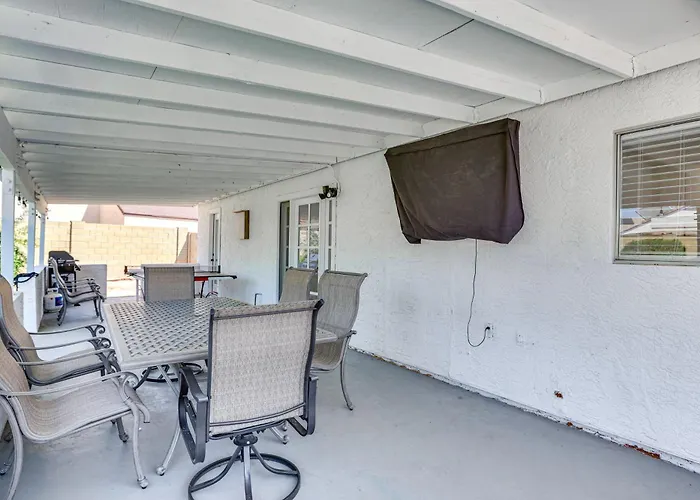 Holiday home Pool, Basketball + Bbq! Glendale Group Getaway *