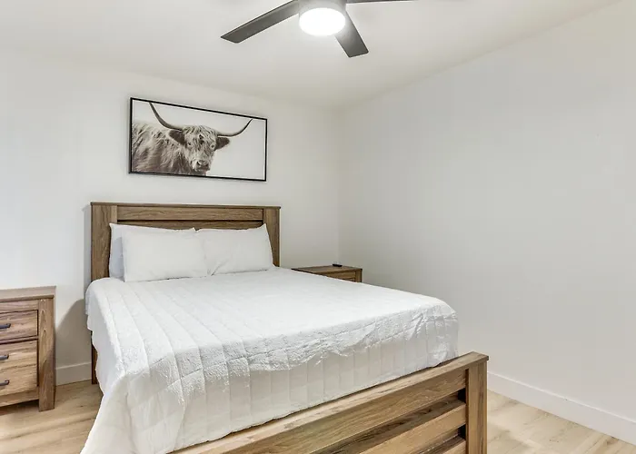 Pool, Basketball + Bbq! Glendale Group Getaway Holiday home