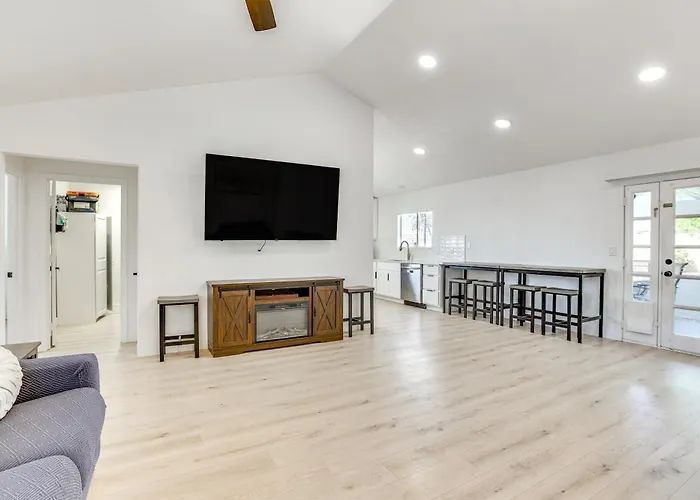Pool, Basketball + Bbq! Glendale Group Getaway Holiday home Phoenix