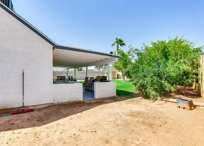 Pool, Basketball + Bbq! Glendale Group Getaway Holiday home