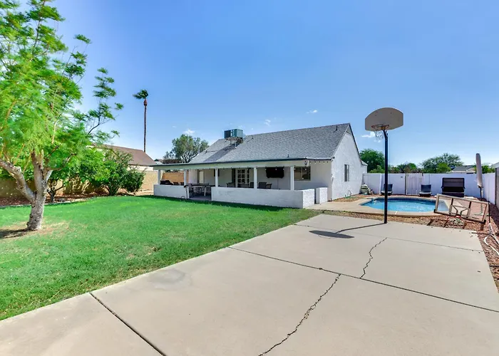 Holiday home Pool, Basketball + Bbq! Glendale Group Getaway