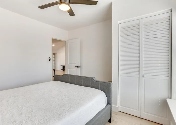 Pool, Basketball + Bbq! Glendale Group Getaway Holiday home *