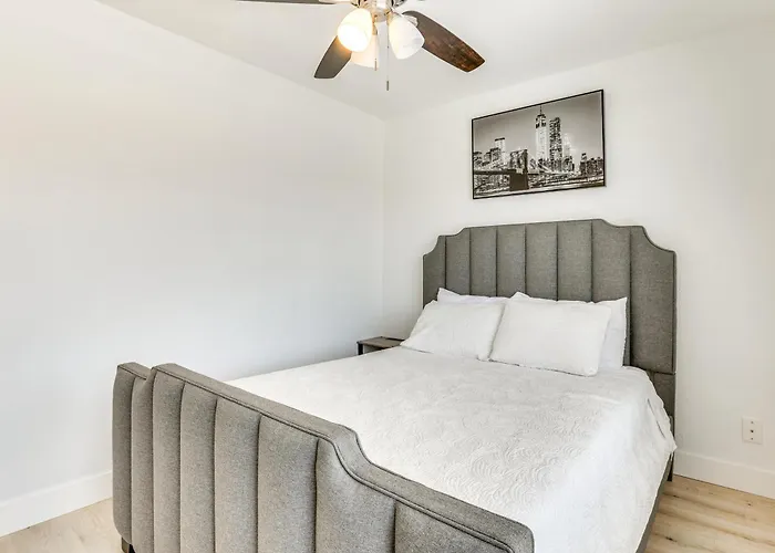 Pool, Basketball + Bbq! Glendale Group Getaway Holiday home Phoenix