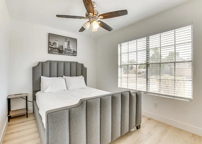 Pool, Basketball + Bbq! Glendale Group Getaway Holiday home *