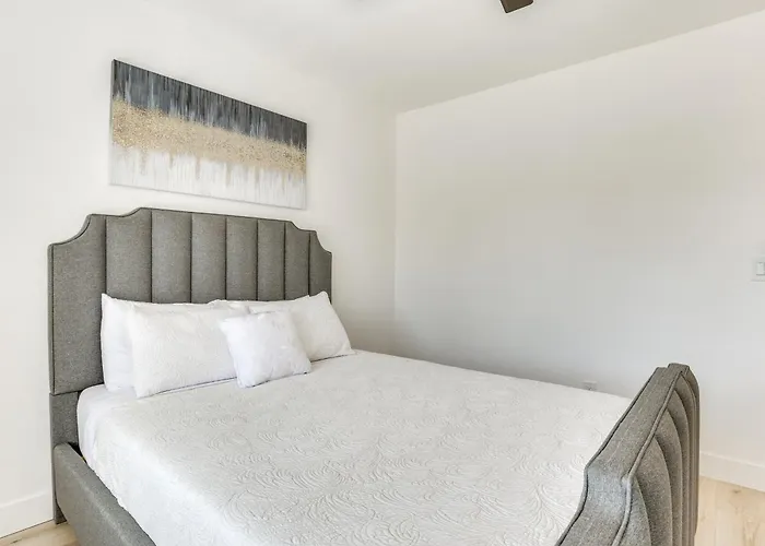 Pool, Basketball + Bbq! Glendale Group Getaway Holiday home