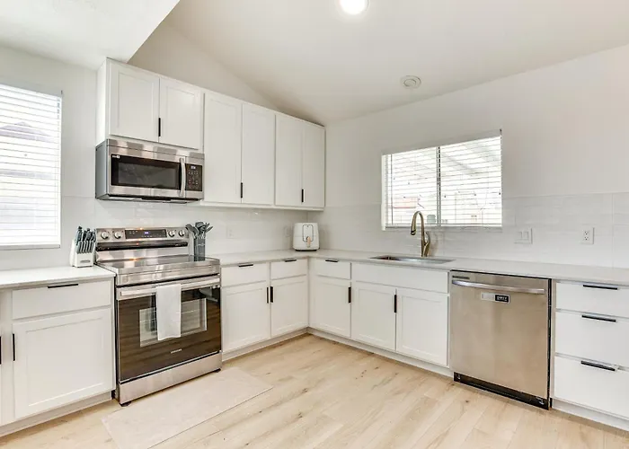 Holiday home Pool, Basketball + Bbq! Glendale Group Getaway *