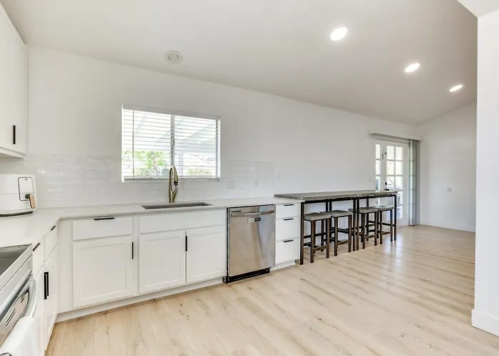 Holiday home Pool, Basketball + Bbq! Glendale Group Getaway Phoenix