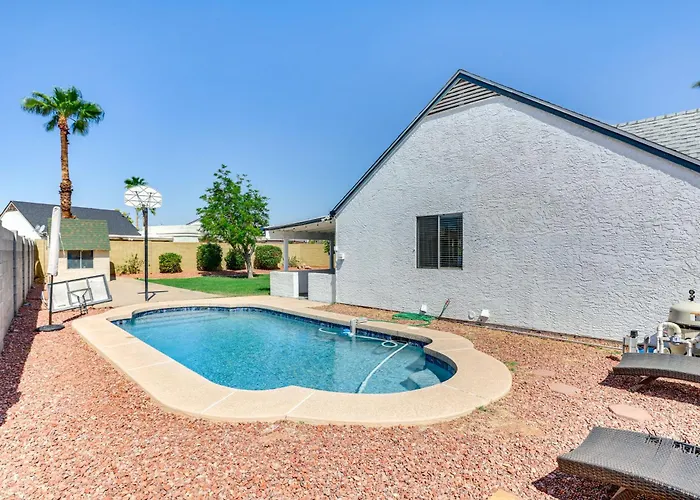 Pool, Basketball + Bbq! Glendale Group Getaway Holiday home *